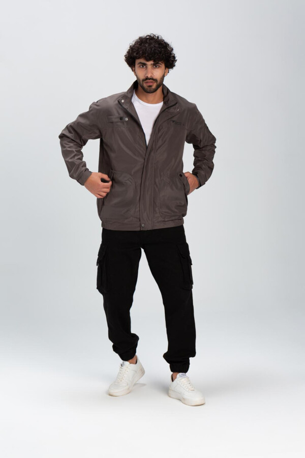 جاكيت رجالي مع تفاصيل مميزة و مضاد للماء و طباعة امامية و خلفية و خامة عالية الجودة