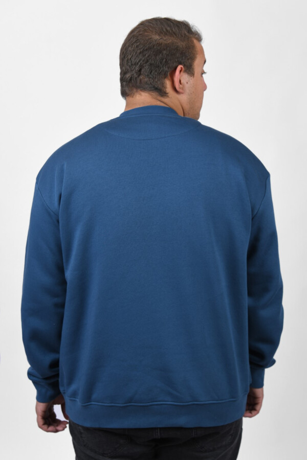 سويت شيرت رجالي للمقاسات الخاصة بأكمام طويلة بطباعة أمامية توميتو و بتفاصيل فريدة و يتميز بالأناقة