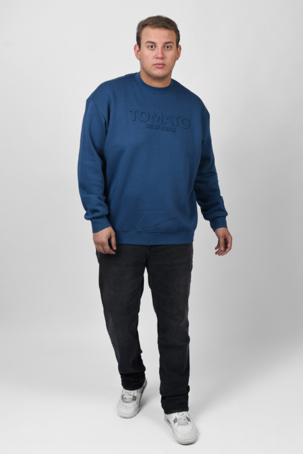 سويت شيرت رجالي للمقاسات الخاصة بأكمام طويلة بطباعة أمامية توميتو و بتفاصيل فريدة و يتميز بالأناقة