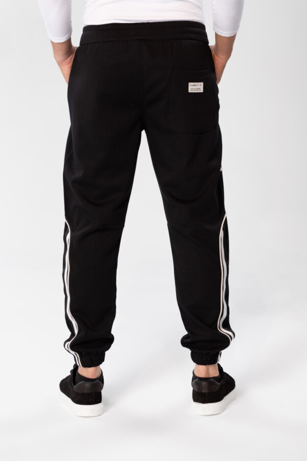 Men's Sweatpants With A Modern Fit And A Text Print On The Side