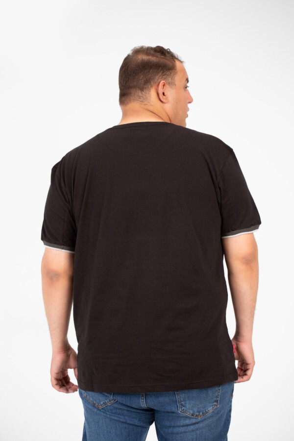 تيشرت بيج سايز رجالي بياقة دائرية طبعة أمامية وأكمام قصيرة