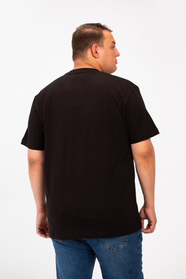 تيشرت بيج سايز رجالي بطبعة نص وجيب أمامي ياقة دائرية وأكمام قصيرة