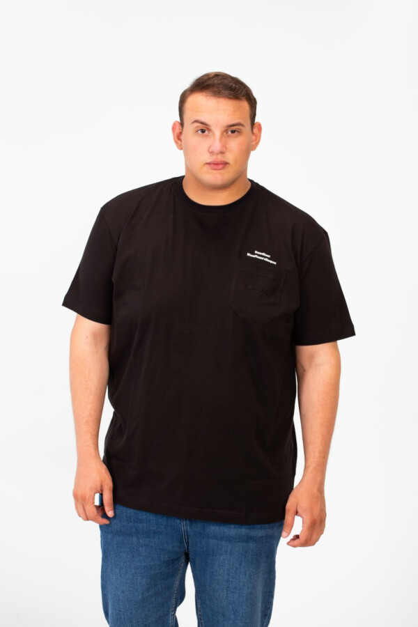 تيشرت بيج سايز رجالي بطبعة نص وجيب أمامي ياقة دائرية وأكمام قصيرة