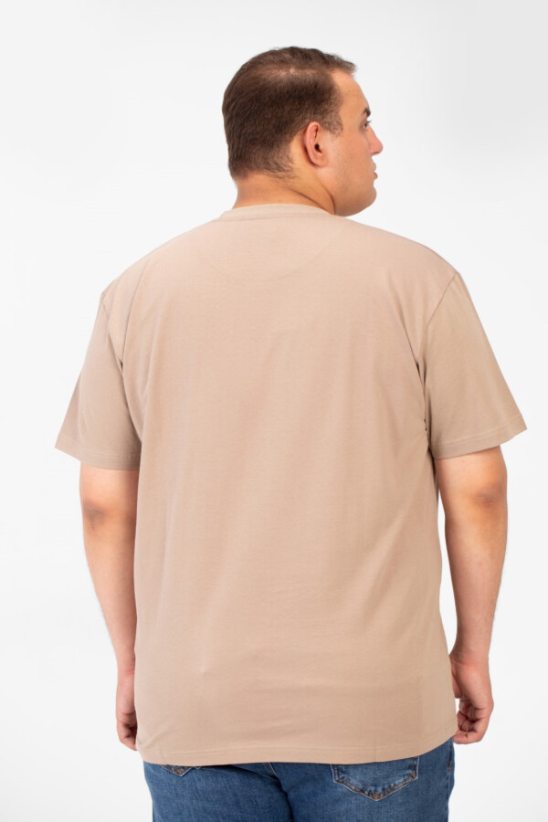 تيشرت بيج سايز رجالي بطبعة من الجيب الأمامي وياقة دائرية نصف أكمام