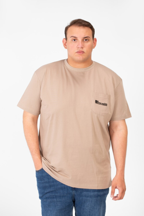 تيشرت بيج سايز رجالي بطبعة من الجيب الأمامي وياقة دائرية نصف أكمام
