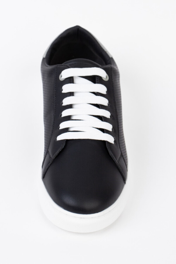 حذاء سنيكر رجالي أساسي بتصميم بسيط للأستخدام اليومي