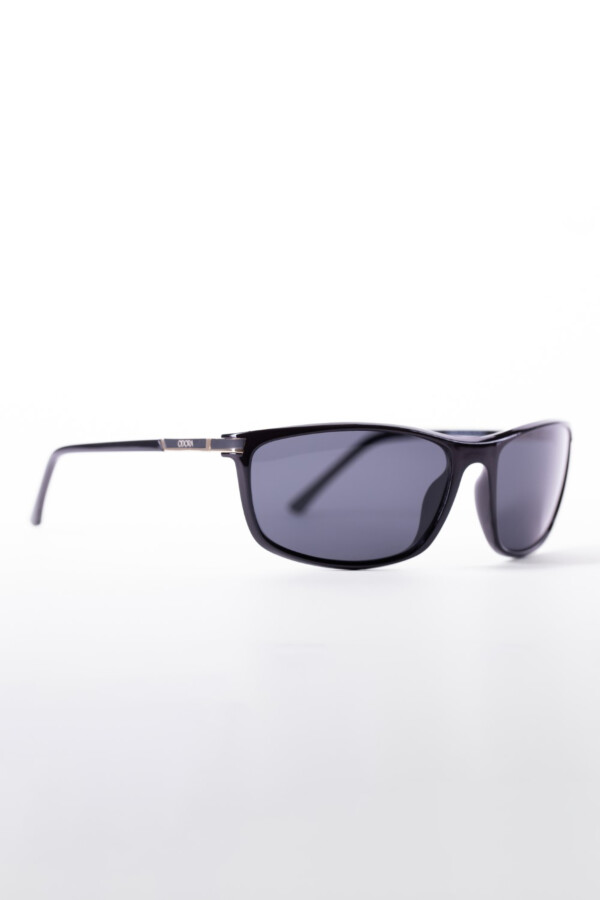 Men's Sunglasses With A Basic Frame Suitable For Everyday Wear