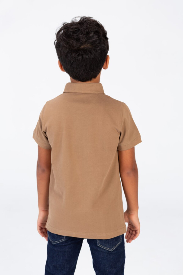 تيشرت بولو أولادي مطبوع من الأمام نص كم خامة بيكة مريح