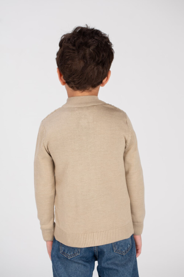 بلوفر أولادي مبطن من الداخل سادة من الصوف و تفاصيل فريدة و يتميز بالراحة والاناقة