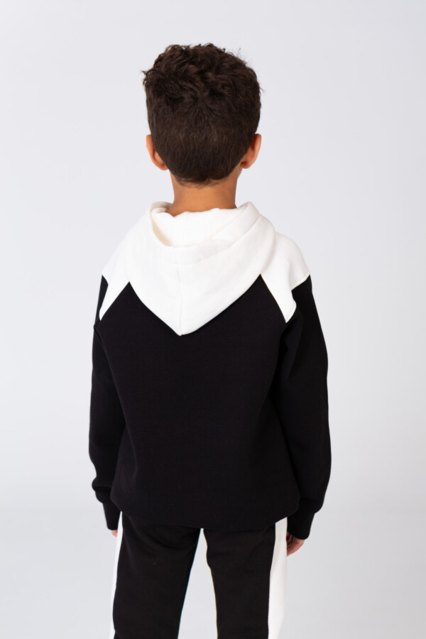 Boy's Winter Training Suit Made Of Two Colors Printed On The Front Made Of Milton Material