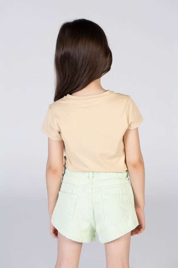 تيشرت بناتي بأكمام قصيرة وياقة دائرية مع تصميم مميز من الأمام