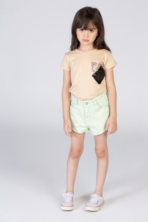 تيشرت بناتي بأكمام قصيرة وياقة دائرية مع تصميم مميز من الأمام