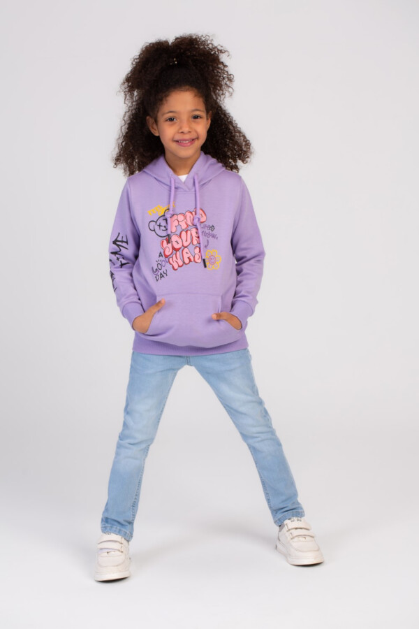 سويت شيرت بناتي مبطن بياقة دائرية وأكمام طويلة و بغطاء للرأس و طبعة من الأمام