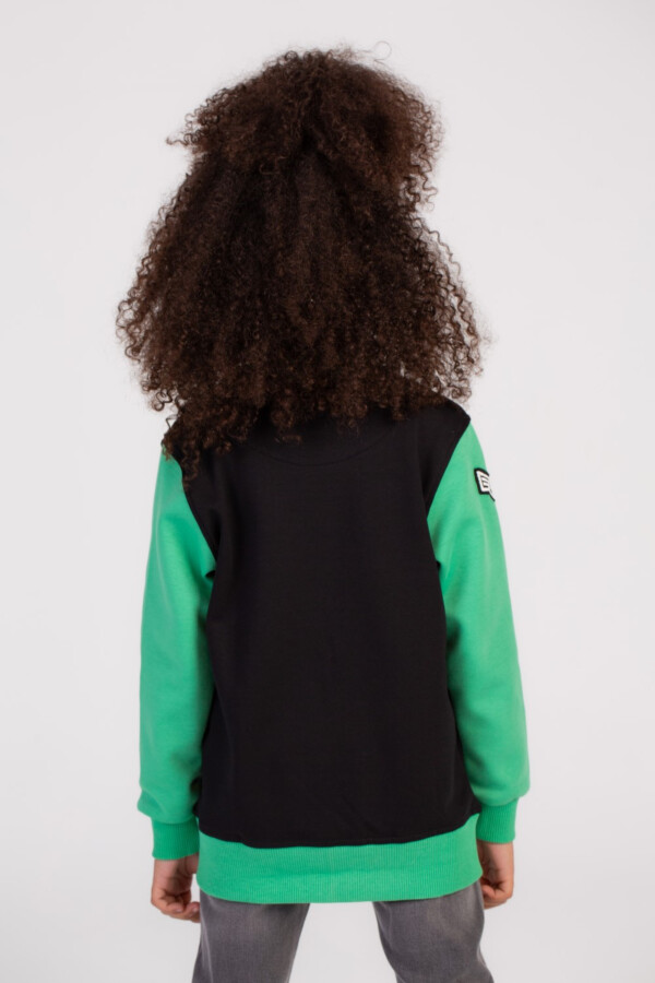 سويت شيرت بناتي مبطن بسوستة كاملة بطباعة أمامية مصنوع من خامة عالية الجودة و تفاصيل مميزة