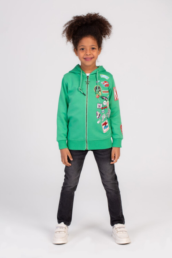 سويت شيرت هودي بناتي مبطن ومزود بغطاء للرأس و مطبوع من الأمام و يتميز بأناقته