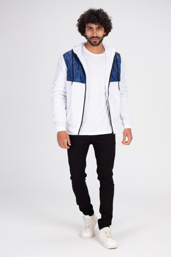 سويت شيرت رجالي بقصة مميزة مع تفاصيل فريدة بطبعة أمامية و مضاد للماء