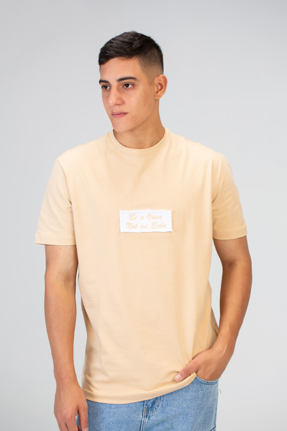 Mens Slim Fit T-shirt With Round Neck And Front Print