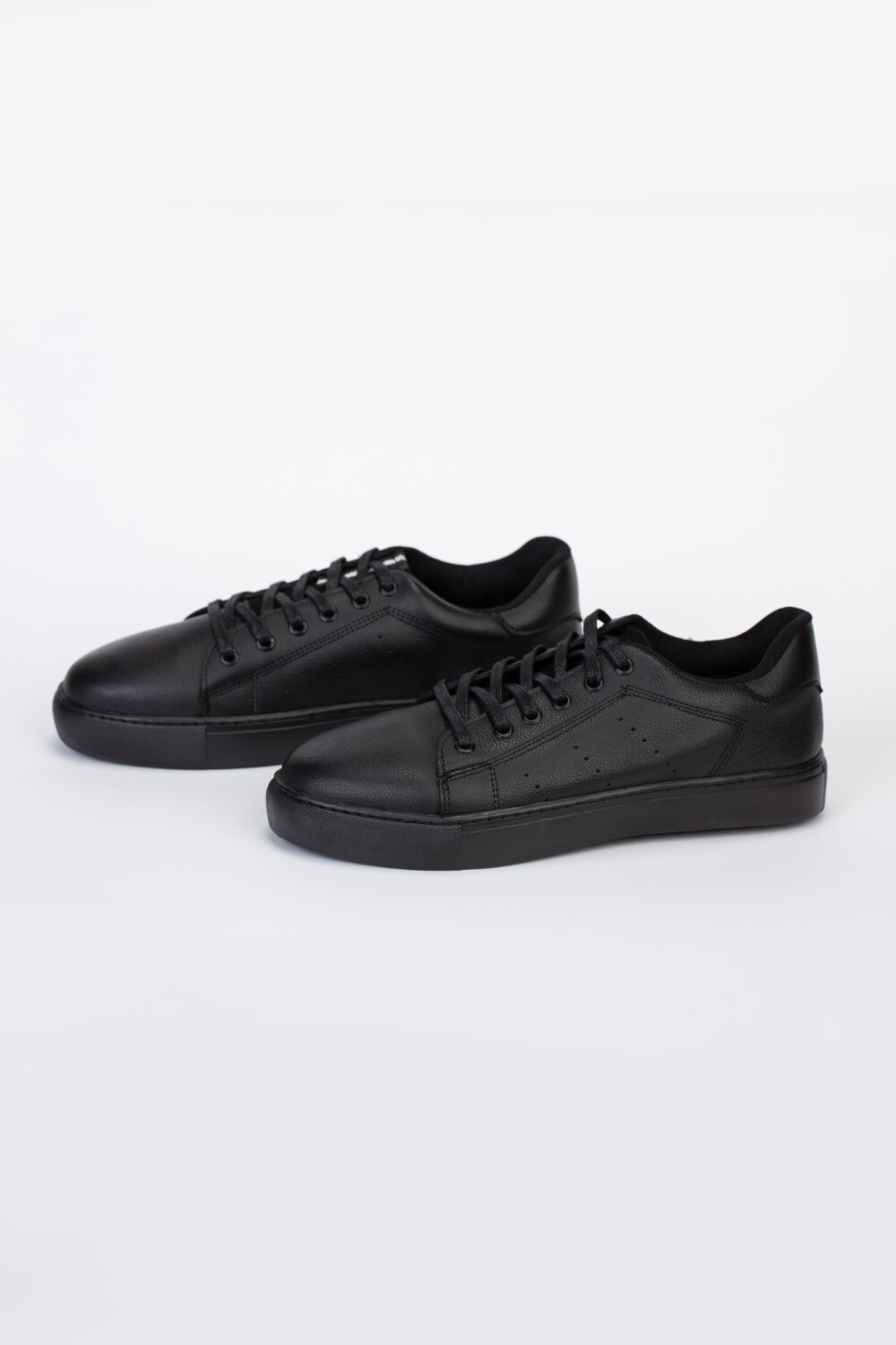 Mens Plain Black Leather Lace Up Sneakers With A Comfortable Design