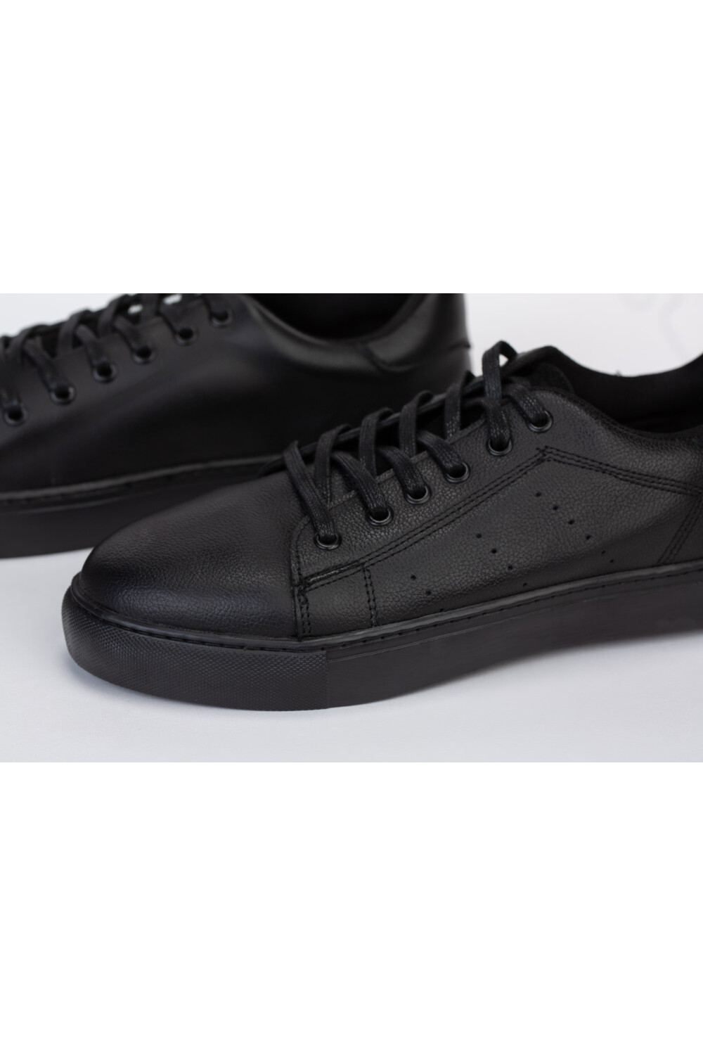 Mens Plain Black Leather Lace Up Sneakers With A Comfortable Design