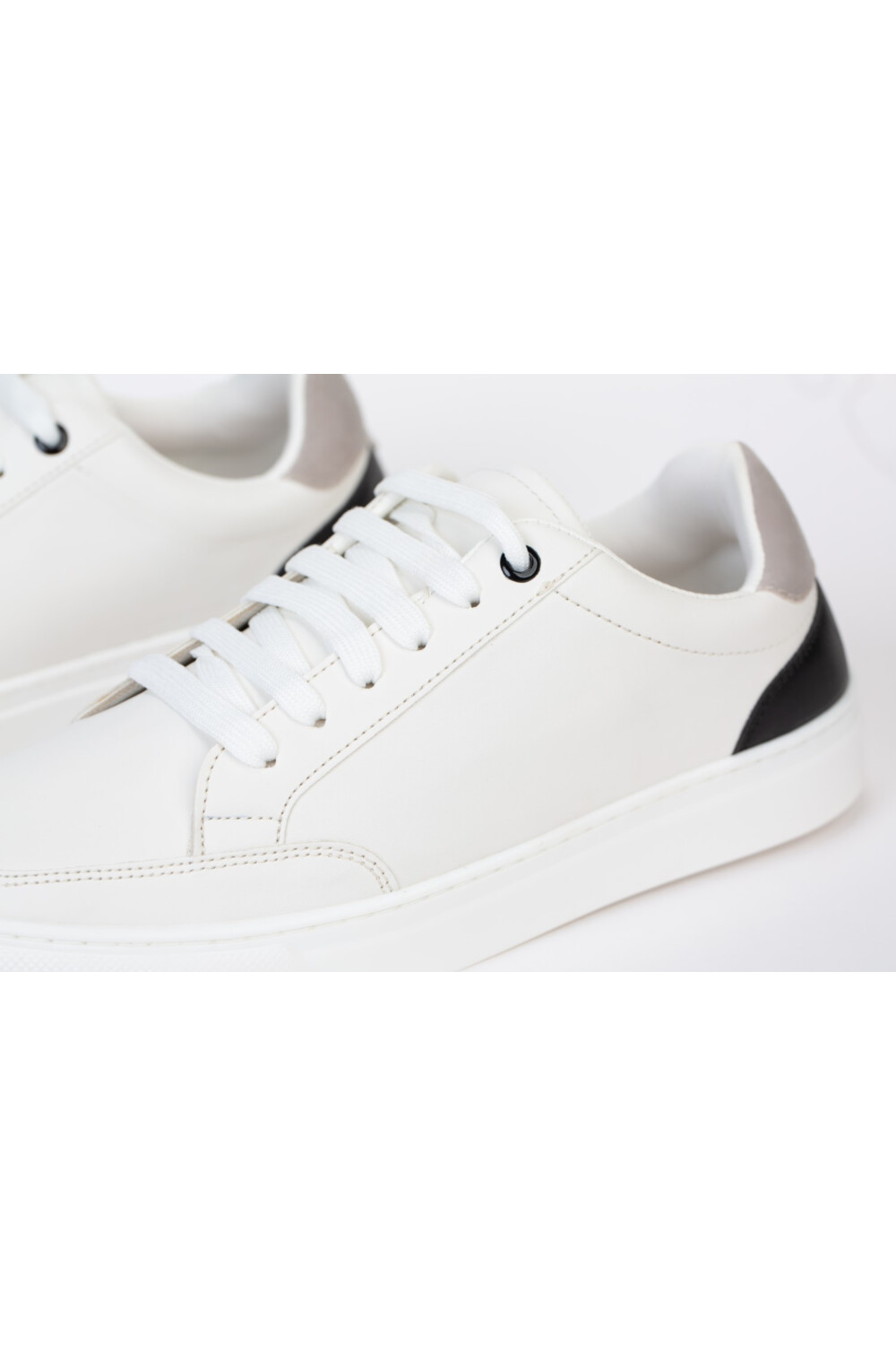 Mens Tomato Lace Up Sports Shoes Made Of High Quality Material In White