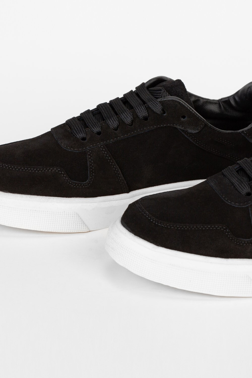 Men's Suede Sneakers With Front Lace-Up And High-Quality Material