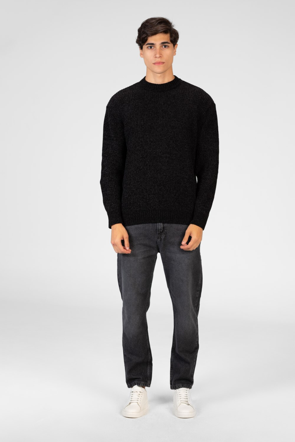Men's Velvet Pullover With Round Neck And Long Sleeves