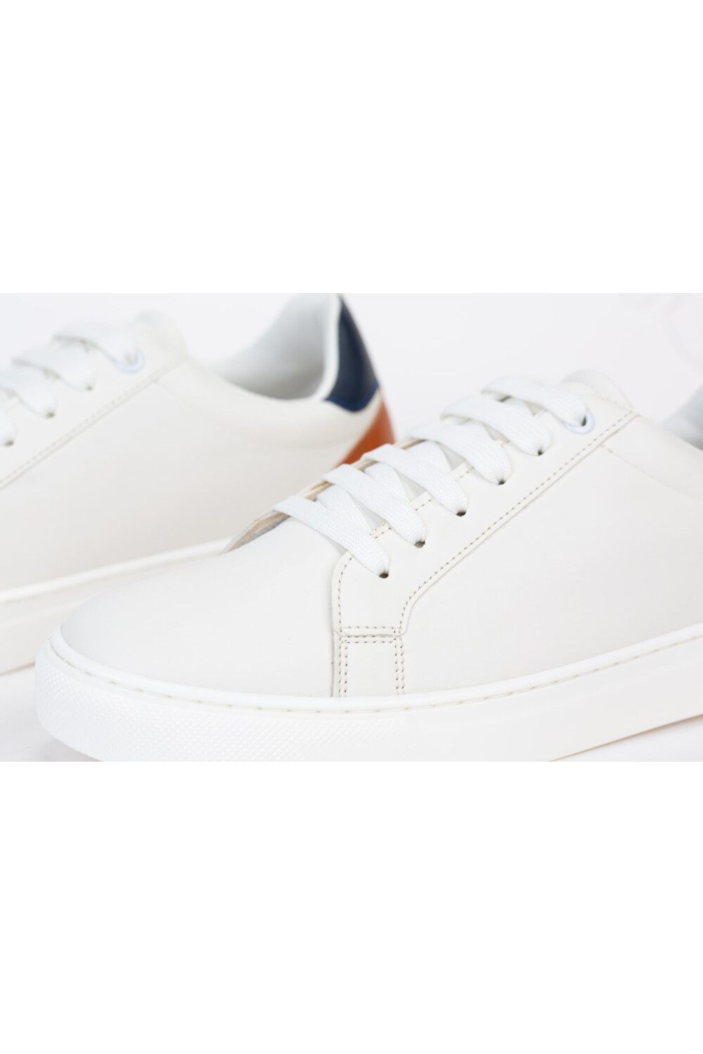Mens Fashionable Casual Shoes In Havan And White Color