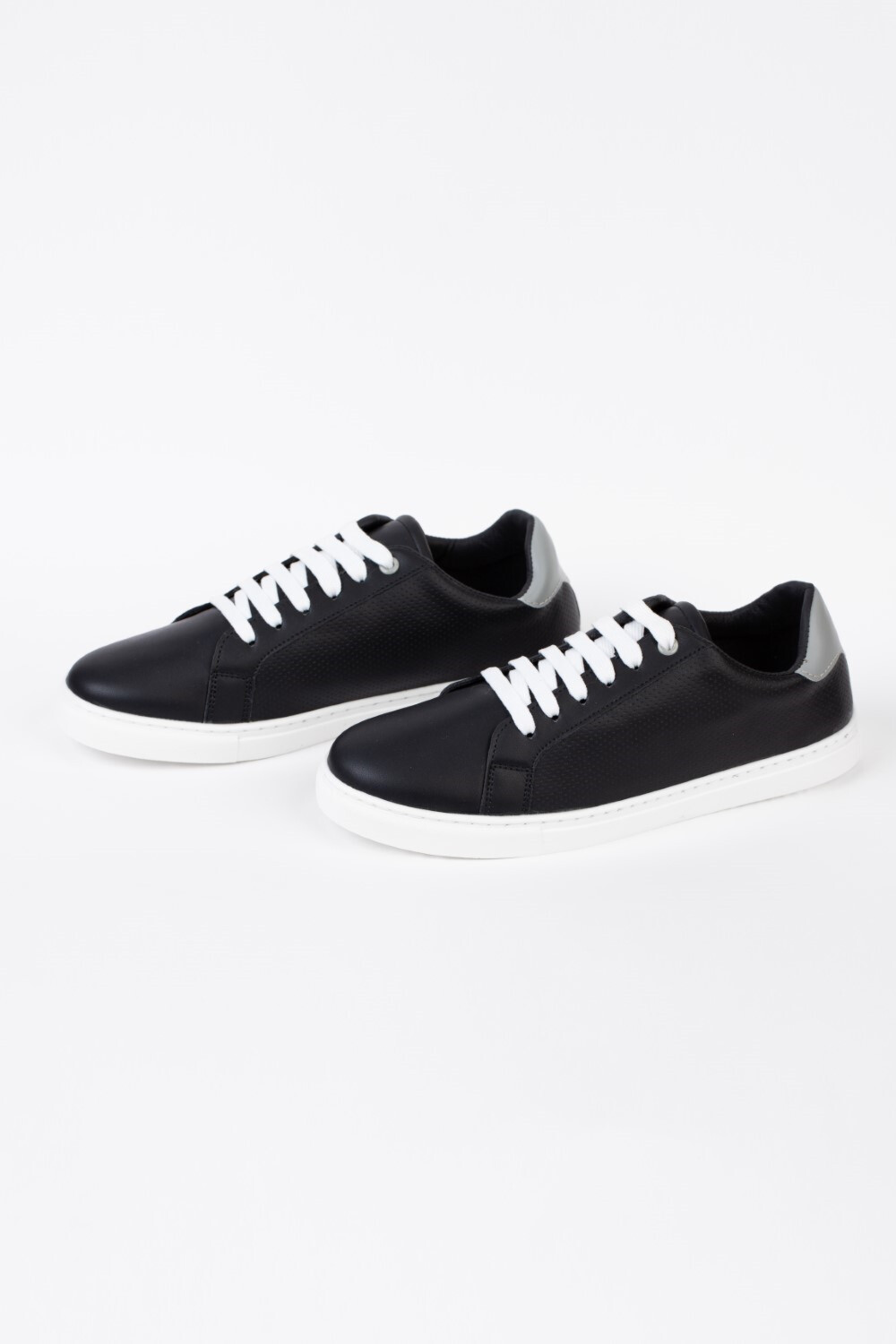 Mens Basic Sneakers Shoes With A Simple Design For Daily Use