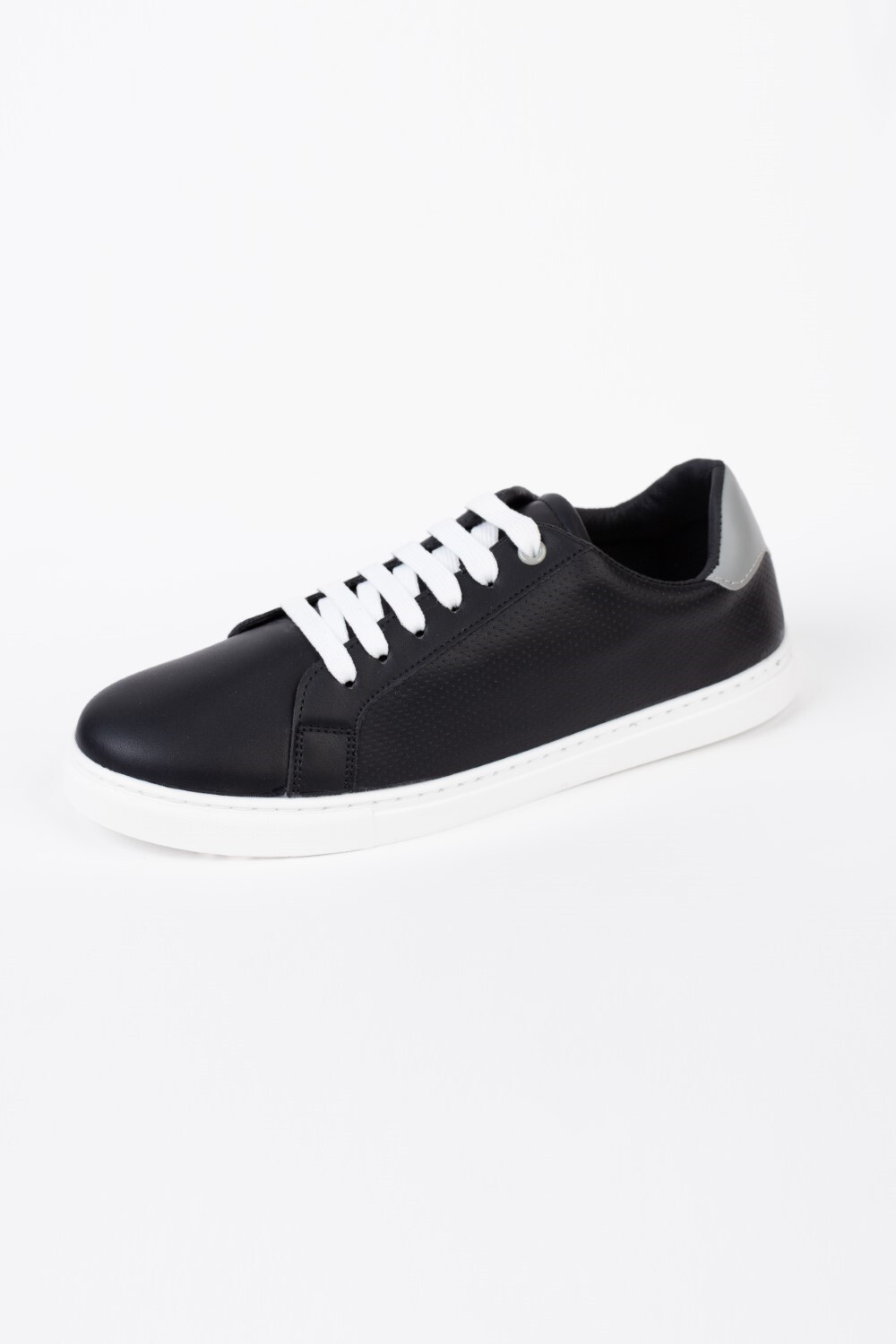 Mens Basic Sneakers Shoes With A Simple Design For Daily Use