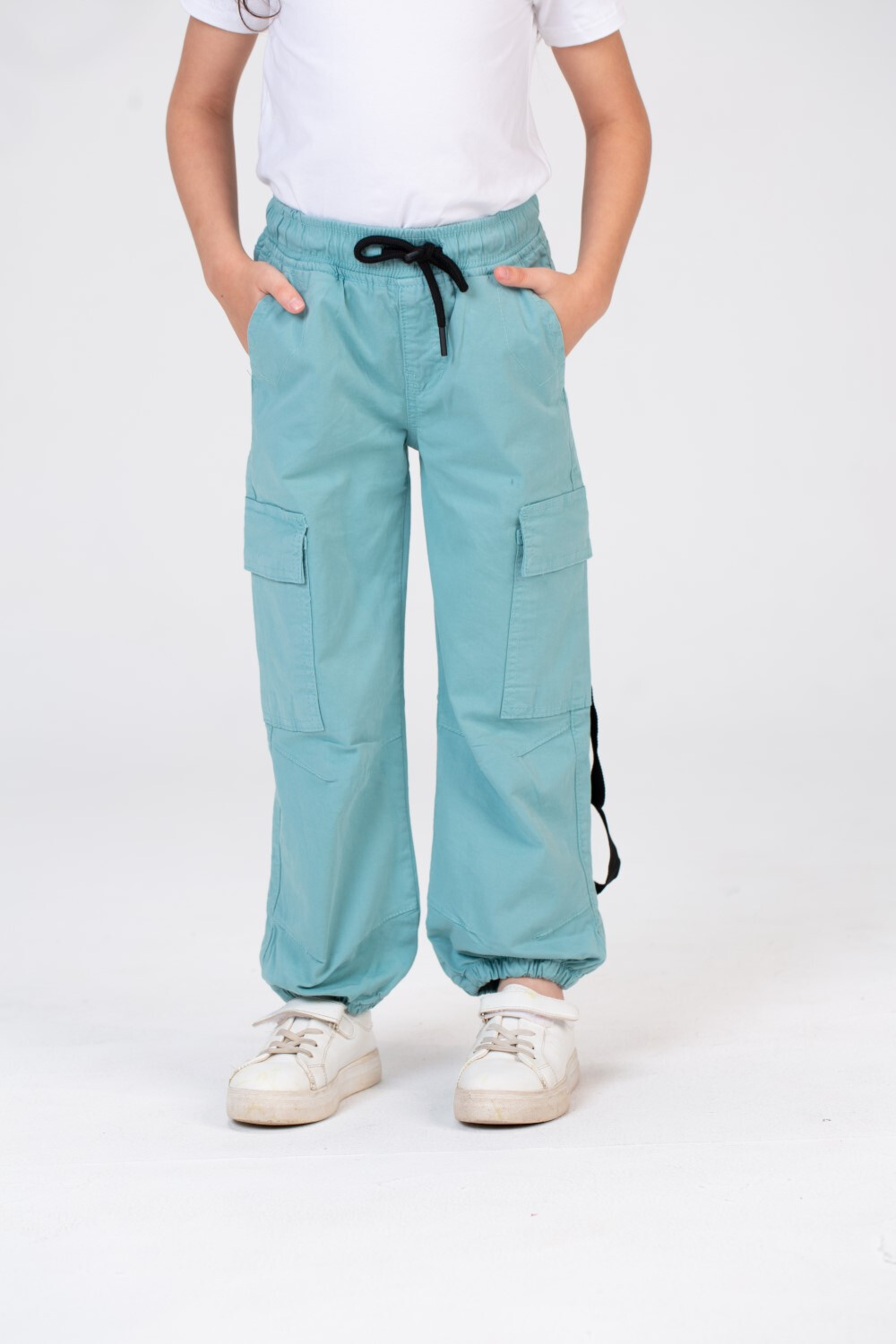Girls Gabardine Pants With Elastic Waistband In Black And Side Pockets